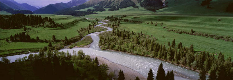 无人,横图,全景,俯视,室外,白天,旅游,度假,河流,美景,森林,山,山脉,树林,水,天际线,植物,中国,亚洲,阴影,曲折,弯曲,光线,影子,河水,景观,山峰,水流,山峦,娱乐,树,树木,蓝色,绿色,蓝天,天空,阳光,自然,群山,天,享受,休闲,景色,放松,蜿蜒,生长,晴朗,成长,自然风光,东亚,新疆,克拉玛依,万里无云,中华人民共和国,新疆维吾尔自治区,西北地区,克拉玛依市,晴空,晴空万里,彩图,高角度拍摄,准噶尔,准噶尔盆地,新,独山子区,玛依套