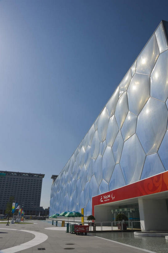 无人,体育馆,公园,运动场,竖图,室外,白天,仰视,锻炼,旅游,度假,快乐,比赛,运动,竞争,标志建筑,道路,地标,建筑,路,公路,北京,中国,亚洲,阴影,曲折,弯曲,光线,影子,墙,分界线,停车线,交通,首都,娱乐,建设,体育场,墙壁,墙面,蓝色,蓝天,天空,阳光,天,享受,休闲,旅游胜地,奥林匹克,奥运,放松,蜿蜒,晴朗,车行道,车行道分界线,体育运动,标线,东亚,车行线,万里无云,中华人民共和国,北京市,京,北平,华北地区,朝阳区,运动馆,体育,晴空,晴空万里,马路,彩图,低角度拍摄,健身,北京奥林匹克公园,奥运会,奥林匹克运动,北京奥运会,国家游泳中心,水立方,2008年北京奥运会