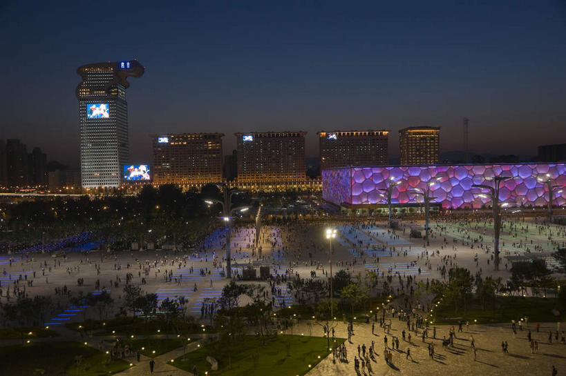 无人,体育馆,公园,高楼大厦,运动场,横图,俯视,彩色,室外,夜晚,度假,美景,树林,植物,城市风光,标志建筑,城市,大厦,道路,地标,建筑,路,路灯,摩天大楼,霓虹灯,公路,照明,北京,中国,亚洲,景观,灯光,七彩,交通,首都,娱乐,光源,建设,体育场,霓虹,灯,树,树木,蓝色,绿色,蓝天,天空,自然,天,享受,休闲,景色,放松,生长,成长,照亮,照明设备,东亚,中华人民共和国,北京市,京,北平,华北地区,朝阳区,氖灯,运动馆,马路,彩图,高角度拍摄,大楼,高层建筑,高楼,摩天楼,北京奥林匹克公园,国家游泳中心,水立方
