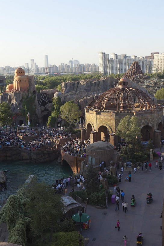 东方人,游乐园,家,走,竖图,俯视,室外,白天,度假,美景,树林,植物,城市风光,城市,游乐场,北京,中国,亚洲,行人,游客,游人,阴影,服装,光线,影子,房屋,屋子,景观,首都,许多人,注视,休闲装,黄种人,娱乐,楼房,路人,旅客,住宅,树,树木,衣服,蓝色,绿色,蓝天,天空,阳光,自然,天,观察,看,一群人,享受,休闲,休闲服,景色,放松,服饰,生长,晴朗,成长,观看,察看,关注,欢乐谷,东亚,万里无云,中华人民共和国,北京市,京,北平,华北地区,朝阳区,乐园,主题公园,过客,男人,男性,年轻男性,年轻女性,女人,女性,亚洲人,晴空,晴空万里,步行,散步,走路,半身,彩图,高角度拍摄,房子,人造公园,主题乐园,北京欢乐谷