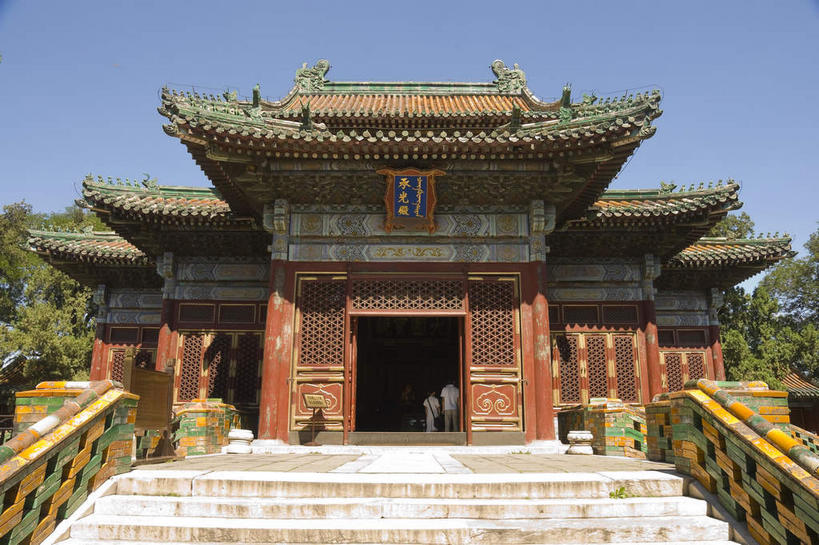 无人,公园,栏杆,横图,室外,白天,仰视,旅游,度假,名胜古迹,树林,植物,楼梯,门,标志建筑,地标,建筑,雕塑,北海公园,北京,中国,亚洲,一块,吊挂,悬挂,阴影,遗迹,艺术,装饰,光线,标志,雕刻,扶手,牌匾,瓦片,文字,影子,字符,阶梯,墙,屋檐,首都,挂,古迹,文化,文物,娱乐,标识,建设,古建筑,护栏,檐,墙壁,墙面,台阶,树,树木,蓝色,绿色,蓝天,天空,阳光,自然,工艺品,门框,天,享受,休闲,汉字,旅游胜地,放松,生长,晴朗,成长,纪念,美术,中文,主题,陈列,古文明,东亚,万里无云,中华人民共和国,北京市,京,北平,华北地区,功能,美学,国文,华文,北京北海公园,晴空,晴空万里,彩图,低角度拍摄,北海团城,团城,飞檐