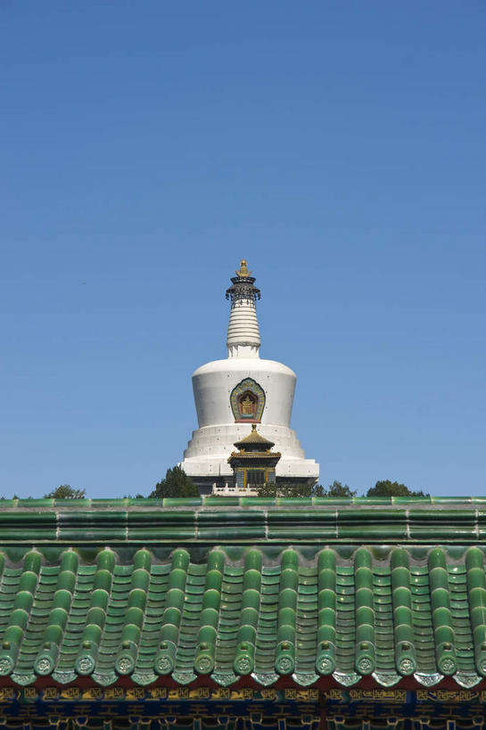 无人,公园,竖图,室外,白天,仰视,旅游,度假,标志建筑,地标,建筑,北海公园,北京,中国,亚洲,阴影,光线,瓦片,影子,屋檐,塔,首都,娱乐,建设,宝塔,白塔,檐,佛塔,蓝色,绿色,白色,蓝天,天空,阳光,天,享受,休闲,旅游胜地,放松,晴朗,东亚,万里无云,中华人民共和国,北京市,京,北平,华北地区,北京北海公园,浮图,浮屠,晴空,晴空万里,彩图,低角度拍摄,塔婆,浮图塔,浮头,佛图,北海白塔,琼华岛