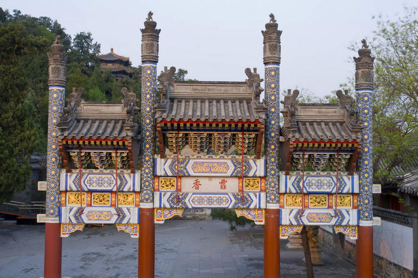 无人,颐和园,宫殿,横图,室外,白天,正面,旅游,度假,名胜古迹,树林,植物,标志建筑,道路,地标,建筑,路,公路,北京,中国,亚洲,阴影,遗迹,光线,影子,柱子,牌坊,牌楼,交通,首都,古迹,文化,文物,娱乐,建设,古建筑,树,树木,蓝色,绿色,蓝天,天空,阳光,自然,天,享受,休闲,旅游胜地,放松,生长,晴朗,成长,纪念,祭祀,权利,表彰,荣誉,古文明,东亚,海淀区,万里无云,中华人民共和国,北京市,京,北平,华北地区,荣耀,皇家园林,清漪园,晴空,晴空万里,马路,彩图,传统文化,霏香牌楼