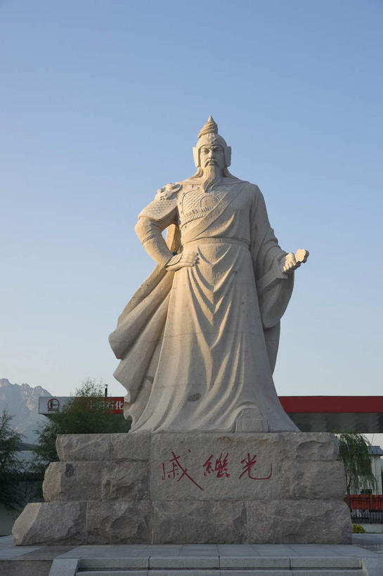 东方人,一个人,无人,站,竖图,室外,白天,仰视,民族服装,旅游,度假,名胜古迹,标志建筑,地标,建筑,雕塑,北京,长城,中国,亚洲,仅一个男性,仅一个人,仅一个中年男性,握,阴影,遗迹,艺术,装饰,光线,标志,雕刻,雕像,文字,影子,字符,首都,拿,拿着,黄种人,古迹,文物,娱乐,标识,建设,手叉腰,古建筑,蓝色,蓝天,天空,阳光,工艺品,天,叉腰,站着,享受,休闲,汉字,旅游胜地,放松,握着,艺术家,晴朗,纪念,美术,中文,主题,万里长城,陈列,古文明,东亚,戚继光,万里无云,中华人民共和国,北京市,京,北平,华北地区,功能,美学,国文,华文,密云县,军事家,诗人,民族英雄,古北口镇,单手叉腰,男人,男性,中年男性,亚洲人,晴空,晴空万里,站立,彩图,低角度拍摄,全身,传统服装,民俗服,书法家,古北口长城,密云