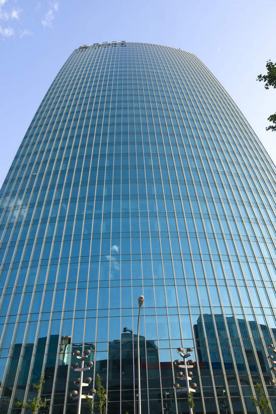 无人,高楼大厦,商店,竖图,室外,白天,仰视,购物,度假,消费,美景,植物,窗户,落地窗,城市风光,超市,城市,大厦,建筑,摩天大楼,商场,北京,中国,亚洲,一排,许多,阴影,整齐,并列,并排,光线,影子,景观,首都,很多,娱乐,建设,玻璃窗,树,树木,排列,蓝色,绿色,倒影,蓝天,天空,阳光,自然,天,享受,休闲,景色,放松,金融,百货,生长,晴朗,成长,倒映,队列,平行,选购,玻璃幕墙,贸易,百货公司,东亚,海淀区,中关村,万里无云,中华人民共和国,北京市,京,北平,华北地区,血拼,反照,晴空,晴空万里,彩图,低角度拍摄,大楼,高层建筑,高楼,购物商场,购物中心,摩天楼,商业中心,中关村大街,中关村广场购物中心