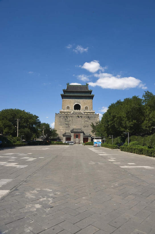 无人,竖图,室外,白天,仰视,旅游,度假,名胜古迹,树林,植物,标志建筑,道路,地标,建筑,路,路灯,照明,北京,中国,亚洲,许多,阴影,遗迹,光线,瓦片,影子,墙,屋檐,云,云朵,拱门,小路,钟楼,灯光,交通,首都,很多,云彩,古迹,文物,娱乐,建设,城墙,古建筑,檐,墙壁,墙面,灯,树,树木,蓝色,绿色,白云,蓝天,天空,阳光,自然,天,享受,休闲,旅游胜地,放松,城楼,生长,晴朗,成长,坚硬,照亮,照明设备,防御,古文明,东亚,中华人民共和国,北京市,京,北平,华北地区,西城区,门楼,坚固,晴空,彩图,低角度拍摄,北京钟楼,地安门外大街