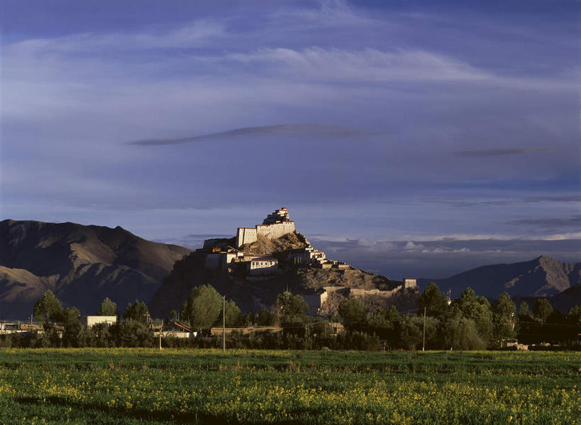 无人,横图,室外,白天,正面,旅游,度假,草地,草坪,美景,山,山脉,树林,植物,中国,亚洲,阴影,光线,影子,堡垒,城堡,景观,山峰,云,云朵,山峦,云彩,娱乐,西藏,草,树,树木,蓝色,绿色,白云,蓝天,天空,阳光,自然,群山,天,享受,休闲,景色,放松,生长,晴朗,成长,要塞,自然风光,藏,东亚,西藏自治区,日喀则,日喀则市,中华人民共和国,西南地区,设防,江孜,江孜县,晴空,彩图,江孜镇,宗山,江孜宗山抗英遗址,抗英遗址,宗山遗址