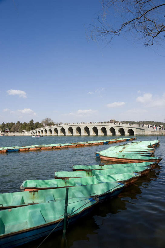 无人,颐和园,宫殿,竖图,室外,白天,正面,旅游,度假,河流,名胜古迹,树林,水,植物,标志建筑,地标,建筑,桥梁,船,北京,中国,亚洲,一排,许多,阴影,漂浮,遗迹,整齐,光线,影子,河水,水流,云,云朵,桥,首都,很多,云彩,古迹,文物,娱乐,建设,古建筑,石桥,拱桥,树,树木,排列,蓝色,绿色,白云,蓝天,天空,阳光,自然,交通工具,天,享受,休闲,旅游胜地,放松,拱形,生长,晴朗,成长,人行桥,石拱桥,漂流,舟,权利,队列,载具,古文明,东亚,海淀区,万寿山,昆明湖,中华人民共和国,北京市,京,北平,华北地区,流浪,佛香阁,皇家园林,十七孔桥,流落,流散,漂泊,飘泊,飘流,清漪园,晴空,彩图