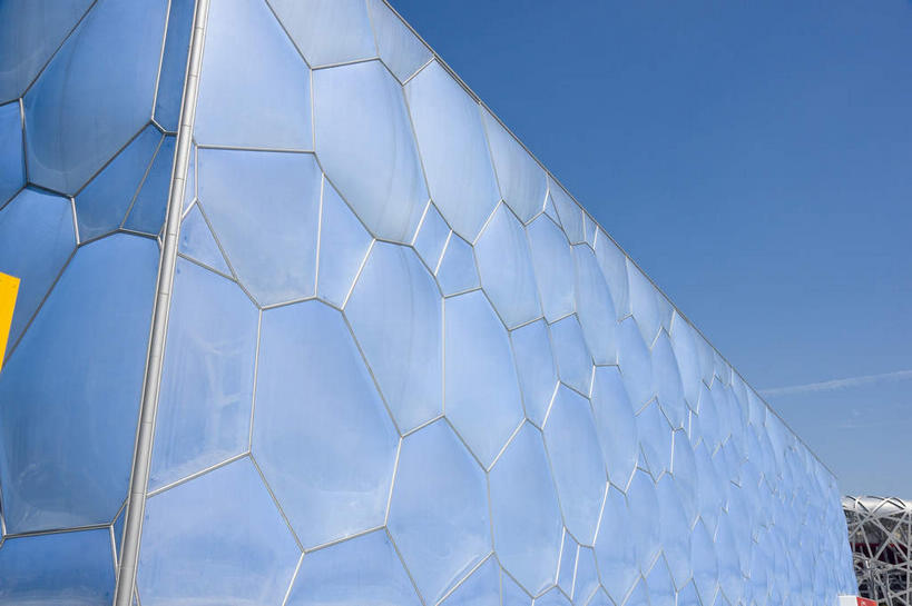 无人,体育馆,公园,运动场,横图,室外,白天,仰视,锻炼,旅游,度假,快乐,比赛,运动,竞争,标志建筑,地标,建筑,北京,中国,亚洲,阴影,光线,影子,墙,云,云朵,首都,云彩,娱乐,建设,体育场,墙壁,墙面,蓝色,白云,蓝天,天空,阳光,天,享受,休闲,旅游胜地,奥林匹克,奥运,放松,晴朗,体育运动,东亚,中华人民共和国,北京市,京,北平,华北地区,朝阳区,运动馆,体育,晴空,彩图,低角度拍摄,健身,北京奥林匹克公园,奥运会,奥林匹克运动,北京奥运会,国家游泳中心,水立方,2008年北京奥运会