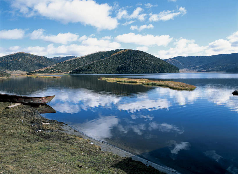 无人,公园,横图,室外,白天,正面,旅游,度假,湖,湖泊,美景,森林,山,山脉,树林,水,植物,香格里拉,中国,亚洲,阴影,光线,影子,湖面,景观,山峰,水流,水面,云,云朵,山峦,云彩,娱乐,迪庆,云南,树,树木,蓝色,绿色,白云,倒影,蓝天,天空,阳光,自然,湖水,群山,天,享受,休闲,景色,放松,生长,晴朗,成长,倒映,国家公园,自然风光,东亚,中甸,迪庆藏族自治州,云南省,中华人民共和国,西南地区,滇,迪庆州,反照,香格里拉县,普达措国家公园,晴空,彩图,属都岗湖,属都湖