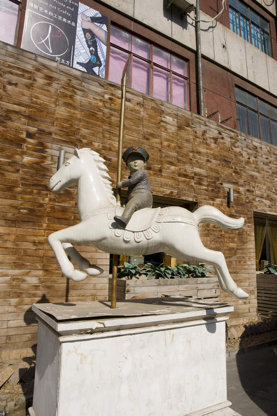 东方人,一个人,无人,家,竖图,室外,白天,侧面,度假,美景,城市风光,城市,马,野生动物,雕塑,北京,中国,亚洲,仅一个男性,仅一个人,奔驰,骑马,阴影,服装,艺术,装饰,光线,雕刻,雕像,影子,房屋,墙,屋子,景观,首都,注视,黄种人,娱乐,楼房,一匹,墙壁,墙面,住宅,仅一个年轻男性,骑,衣服,白色,阳光,动物,工艺品,奔跑,观察,看,享受,休闲,景色,放松,运输,服饰,牲畜,观看,纪念,美术,察看,衣着,穿着,关注,主题,陈列,东亚,中华人民共和国,北京市,京,北平,华北地区,朝阳区,功能,美学,衣饰,男人,男性,年轻男性,亚洲人,彩图,全身,房子,798艺术区,北京798艺术区,大山子,大山子艺术区,酒仙桥街道