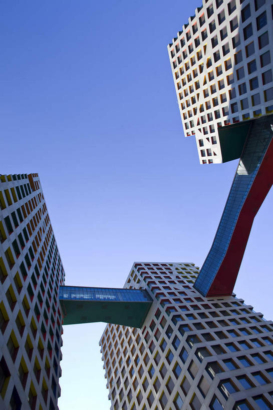 无人,高楼大厦,竖图,室外,白天,仰视,度假,美景,窗户,城市风光,城市,大厦,建筑,摩天大楼,北京,中国,亚洲,阴影,光线,影子,墙,景观,走道,走廊,过道,首都,娱乐,建设,玻璃窗,墙壁,墙面,蓝色,蓝天,天空,阳光,天,享受,休闲,景色,放松,晴朗,东亚,万里无云,中华人民共和国,东城区,北京市,京,北平,华北地区,晴空,晴空万里,彩图,低角度拍摄,大楼,高层建筑,高楼,摩天楼,东直门