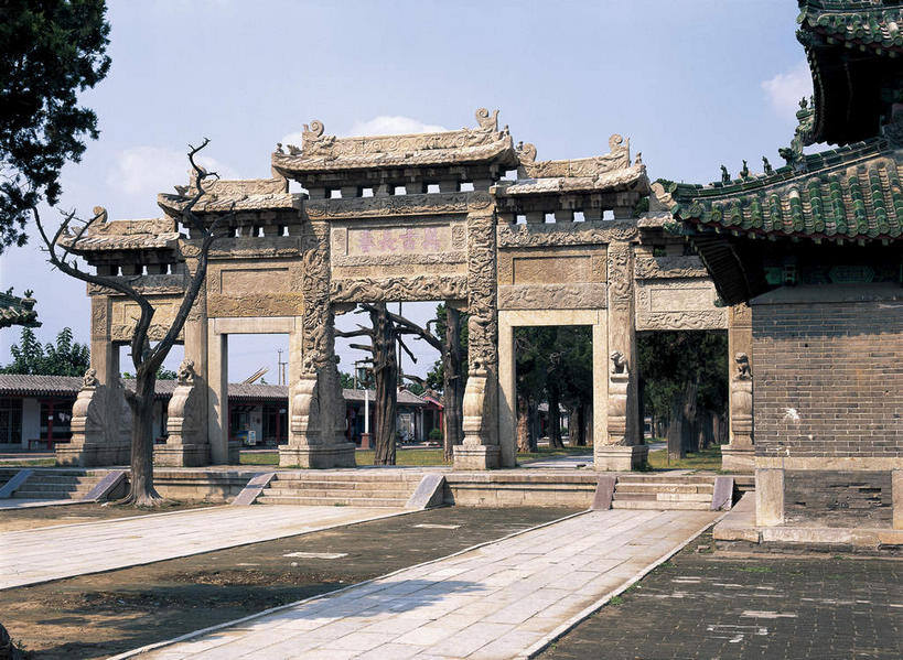 无人,横图,室外,白天,正面,旅游,度假,名胜古迹,树林,植物,楼梯,标志建筑,道路,地标,建筑,路,孔庙,中国,亚洲,阴影,遗迹,光线,影子,柱子,阶梯,云,云朵,牌坊,牌楼,小路,交通,云彩,古迹,文化,文物,娱乐,建设,古建筑,山东,石板路,台阶,树,树木,蓝色,绿色,白云,蓝天,天空,阳光,自然,天,享受,休闲,旅游胜地,放松,生长,晴朗,成长,纪念,祭祀,表彰,荣誉,古文明,东亚,曲阜,曲阜市,山东省,中华人民共和国,华东地区,荣耀,鲁,晴空,彩图,本庙,传统文化