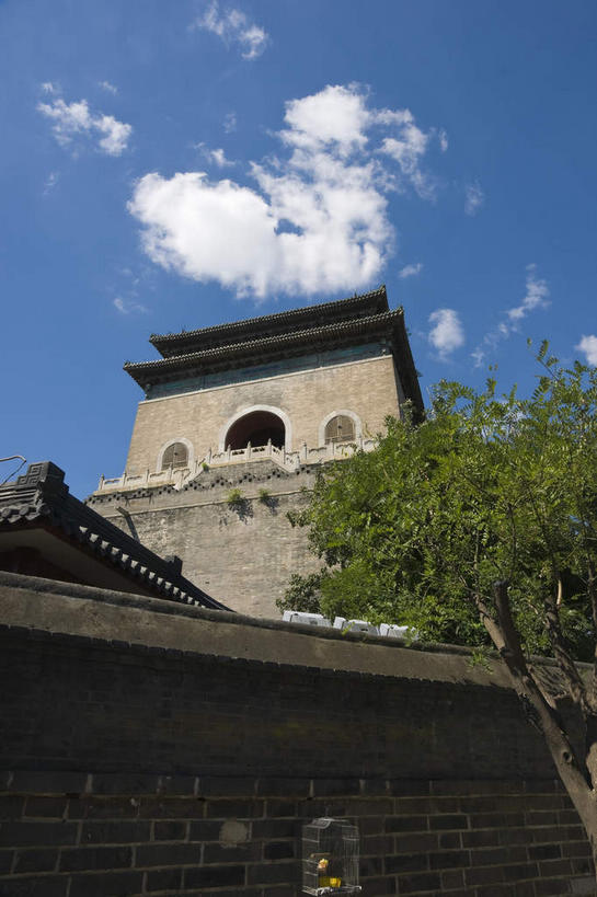 无人,竖图,室外,白天,仰视,旅游,度假,名胜古迹,树林,植物,标志建筑,地标,建筑,北京,中国,亚洲,阴影,遗迹,光线,瓦片,影子,墙,屋檐,云,云朵,拱门,钟楼,首都,云彩,古迹,文物,娱乐,建设,城墙,古建筑,檐,墙壁,墙面,树,树木,蓝色,绿色,白云,蓝天,天空,阳光,自然,天,享受,休闲,旅游胜地,放松,城楼,生长,晴朗,成长,坚硬,防御,古文明,东亚,中华人民共和国,北京市,京,北平,华北地区,西城区,门楼,坚固,晴空,彩图,低角度拍摄,北京钟楼,地安门外大街