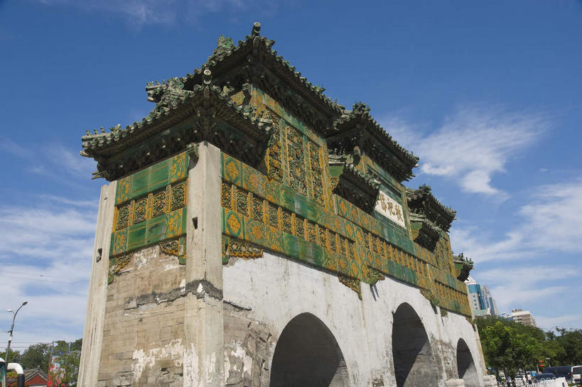 无人,横图,室外,白天,仰视,旅游,度假,名胜古迹,树林,植物,标志建筑,地标,建筑,路灯,照明,中国,亚洲,阴影,遗迹,光线,瓦片,影子,屋檐,云,云朵,拱门,牌坊,牌楼,灯光,云彩,古迹,文化,文物,娱乐,建设,古建筑,山东,檐,灯,树,树木,蓝色,绿色,白云,蓝天,天空,阳光,自然,天,享受,休闲,旅游胜地,放松,生长,晴朗,成长,纪念,照亮,祭祀,照明设备,表彰,荣誉,古文明,东亚,山东省,泰安,中华人民共和国,华东地区,荣耀,鲁,泰安市,东岳庙,岱庙,晴空,彩图,低角度拍摄,传统文化,秩祀岱宗