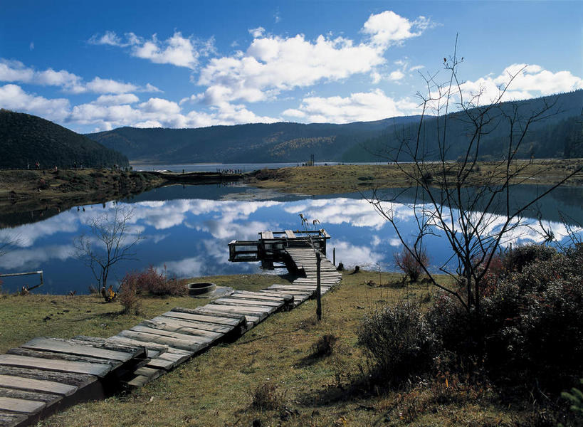 无人,公园,横图,室外,白天,正面,旅游,度假,草地,草坪,湖,湖泊,美景,山,山脉,水,植物,香格里拉,中国,亚洲,阴影,光线,木板,影子,湖面,景观,山峰,水流,水面,云,云朵,桥,木桥,山峦,云彩,娱乐,迪庆,云南,栈桥,草,树,树木,蓝色,绿色,白云,倒影,蓝天,天空,阳光,自然,湖水,群山,天,享受,休闲,景色,放松,生长,晴朗,成长,人行桥,木板桥,倒映,国家公园,自然风光,独木桥,东亚,中甸,迪庆藏族自治州,云南省,中华人民共和国,西南地区,滇,迪庆州,反照,香格里拉县,普达措国家公园,晴空,彩图,属都岗湖,属都湖