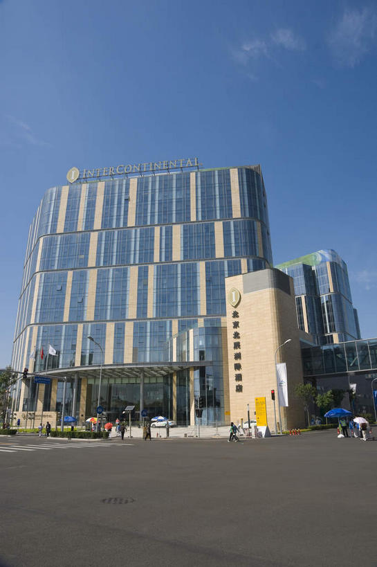 无人,宾馆,高楼大厦,竖图,室外,白天,仰视,度假,美景,窗户,落地窗,城市风光,城市,大厦,道路,建筑,酒店,路,摩天大楼,公路,北京,中国,亚洲,一排,许多,阴影,整齐,并列,并排,光线,影子,景观,云,云朵,交通,首都,很多,云彩,娱乐,建设,玻璃窗,排列,蓝色,白云,蓝天,天空,阳光,天,享受,休闲,景色,放松,晴朗,酒家,旅社,队列,平行,玻璃幕墙,东亚,中华人民共和国,北京市,京,北平,华北地区,朝阳区,晴空,马路,彩图,低角度拍摄,大楼,高层建筑,高楼,客店,客栈,旅店,旅馆,摩天楼,商旅,北辰洲际酒店,北京北辰洲际酒店