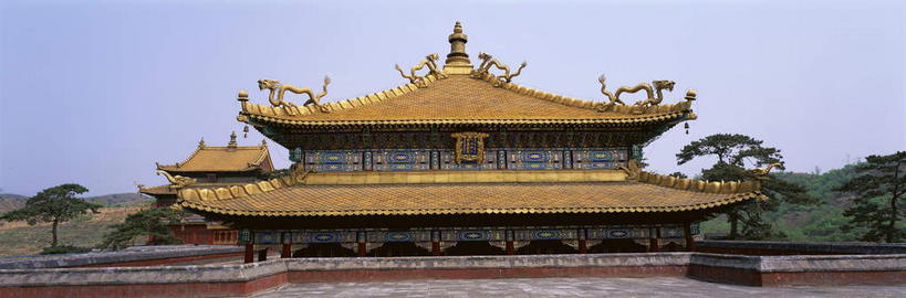 无人,宫殿,栏杆,横图,全景,室外,白天,正面,旅游,度假,名胜古迹,树林,天际线,植物,窗户,标志建筑,道路,地标,建筑,路,雕塑,避暑山庄,中国,亚洲,阴影,遗迹,艺术,装饰,光线,标志,雕刻,雕像,牌匾,瓦片,文字,影子,字符,墙,屋檐,阴天,围栏,小路,交通,古迹,文化,文物,娱乐,标识,建设,古建筑,护栏,檐,玻璃窗,墙壁,墙面,石板路,树,树木,蓝色,绿色,蓝天,天空,阳光,自然,工艺品,天,享受,休闲,汉字,旅游胜地,放松,生长,晴朗,成长,纪念,美术,宫廷,中文,主题,陈列,古文明,东亚,万里无云,中华人民共和国,华北地区,功能,美学,国文,华文,河北,河北省,冀,承德,承德市,王宫,晴空,晴空万里,彩图,皇宫,承德避暑山庄,飞檐,班禅行宫,承德离宫,热河行宫