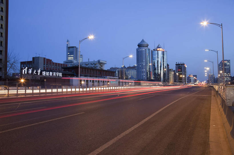 无人,高楼大厦,栏杆,横图,室外,夜晚,正面,度假,美景,窗户,城市风光,城市,大厦,道路,建筑,路,路灯,摩天大楼,夜景,公路,照明,北京,中国,亚洲,一排,许多,整齐,墙,景观,围栏,灯光,分界线,停车线,交通,首都,很多,娱乐,建设,护栏,玻璃窗,墙壁,墙面,灯,排列,蓝色,蓝天,天空,天,享受,休闲,景色,放松,车行道,车行道分界线,照亮,照明设备,队列,标线,东亚,车行线,中华人民共和国,北京市,京,北平,华北地区,马路,彩图,大楼,高层建筑,高楼,摩天楼,北京CBD,北京商务中心区,中国北京大北窑,东三环