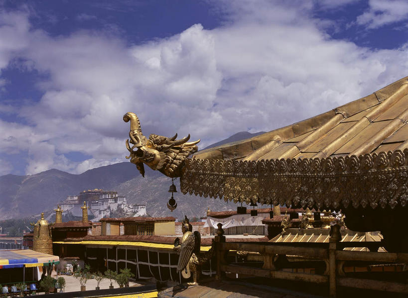 无人,寺庙,横图,室外,白天,正面,旅游,度假,名胜古迹,窗户,标志建筑,地标,建筑,松树,中国,亚洲,阴影,节日,遗迹,光线,瓦片,影子,墙,屋檐,云,云朵,云彩,古迹,文化,文物,娱乐,建设,古建筑,拉萨,西藏,檐,玻璃窗,墙壁,墙面,蓝色,白云,蓝天,天空,阳光,庙宇,天,祈祷,享受,休闲,健康,旅游胜地,放松,许愿,宗教,佛教,信仰,晴朗,纪念,祈求,杉树,坚定,藏,古文明,东亚,西藏自治区,喇嘛教,藏传佛教,八角街,首府,中华人民共和国,大昭寺,西南地区,长寿,贞洁,拉萨市,释教,水杉,八廓街,平安,晴空,彩图,庙,寺,藏语系佛教,西藏佛教,飞檐