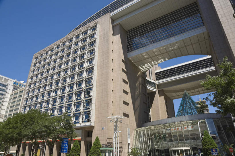 无人,高楼大厦,横图,室外,白天,仰视,度假,美景,植物,窗户,落地窗,城市风光,城市,大厦,道路,建筑,路,摩天大楼,公路,北京,中国,亚洲,一排,许多,阴影,整齐,并列,并排,光线,影子,景观,交通,首都,很多,娱乐,建设,玻璃窗,树,树木,排列,蓝色,绿色,蓝天,天空,阳光,自然,天,享受,休闲,景色,放松,生长,晴朗,成长,队列,平行,玻璃幕墙,东亚,万里无云,中华人民共和国,北京市,京,北平,华北地区,西城区,晴空,晴空万里,马路,彩图,低角度拍摄,大楼,高层建筑,高楼,摩天楼,复兴门,复兴门内大街,泰康人寿大厦