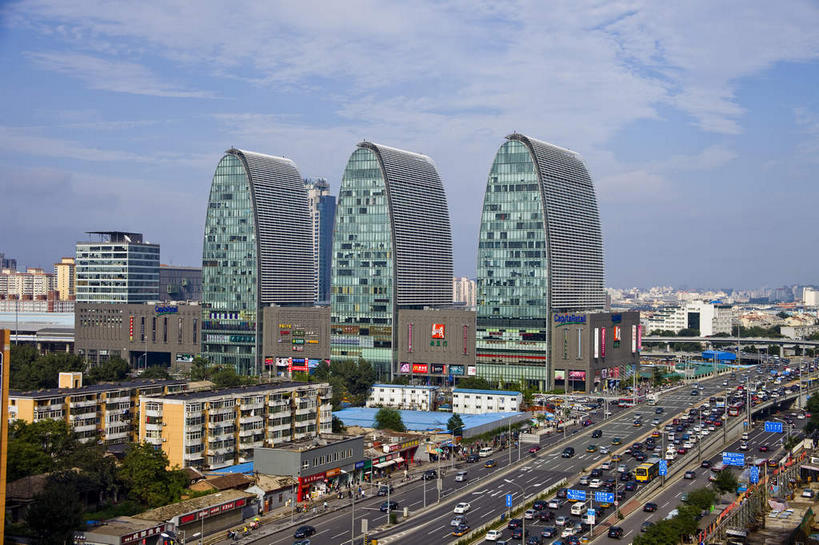 无人,家,高楼大厦,横图,俯视,航拍,室外,白天,度假,美景,树林,植物,窗户,城市风光,城市,大厦,道路,建筑,路,摩天大楼,指示牌,公路,汽车,北京,中国,亚洲,许多,阴影,光线,标志,路标,影子,房屋,墙,屋子,景观,云,云朵,交通,首都,很多,云彩,娱乐,标识,建设,楼房,路牌,玻璃窗,墙壁,墙面,住宅,车,树,树木,蓝色,绿色,白云,蓝天,天空,阳光,自然,交通工具,轿车,天,享受,休闲,景色,放松,生长,晴朗,成长,鸟瞰,载具,东亚,中华人民共和国,北京市,京,北平,华北地区,晴空,马路,彩图,高角度拍摄,房子,大楼,高层建筑,高楼,摩天楼,西直门,嘉茂购物中心,西环广场,西直门内大街