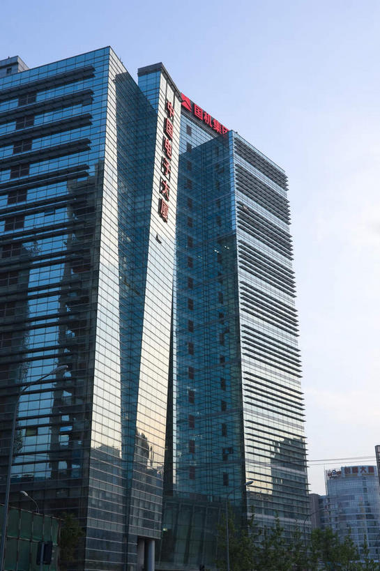 无人,高楼大厦,竖图,室外,白天,仰视,度假,美景,窗户,落地窗,城市风光,城市,大厦,建筑,摩天大楼,北京,中国,亚洲,一排,许多,阴影,整齐,并列,并排,光线,英文,标志,文字,影子,字符,字母,景观,首都,很多,娱乐,标识,建设,玻璃窗,排列,红色,蓝色,倒影,蓝天,天空,阳光,天,享受,休闲,汉字,景色,放松,晴朗,英文字母,倒映,队列,中文,平行,玻璃幕墙,东亚,海淀区,中关村,万里无云,中华人民共和国,北京市,京,北平,华北地区,国文,华文,反照,晴空,晴空万里,彩图,低角度拍摄,大楼,高层建筑,高楼,摩天楼,国家自主创新示范区,中关村科技园,中关村E世界,中关村西区