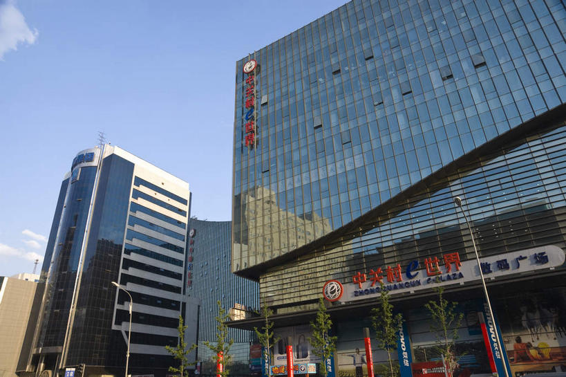 无人,高楼大厦,横图,室外,白天,仰视,度假,美景,窗户,落地窗,城市风光,城市,大厦,建筑,摩天大楼,旗帜,北京,中国,亚洲,一排,许多,吊挂,悬挂,阴影,整齐,并列,并排,光线,英文,标志,旗杆,文字,影子,字符,字母,景观,云,云朵,首都,很多,挂,云彩,娱乐,标识,旗子,建设,玻璃窗,排列,红色,蓝色,白云,倒影,蓝天,天空,阳光,天,享受,休闲,汉字,景色,放松,晴朗,英文字母,倒映,队列,中文,平行,玻璃幕墙,东亚,海淀区,中关村,中华人民共和国,北京市,京,北平,华北地区,国文,华文,旗号,反照,晴空,彩图,低角度拍摄,大楼,高层建筑,高楼,摩天楼,国家自主创新示范区,中关村科技园,中关村E世界,中关村西区