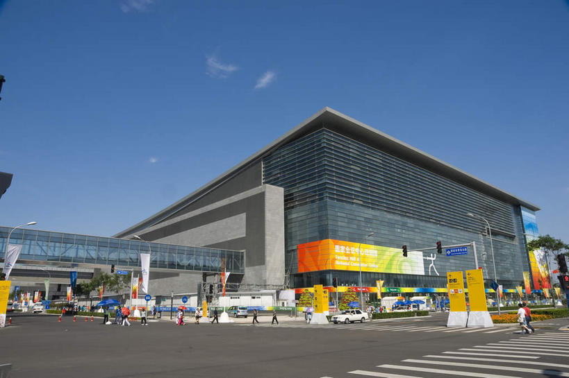 无人,体育馆,公园,运动场,横图,室外,白天,正面,锻炼,旅游,度假,快乐,比赛,运动,竞争,窗户,标志建筑,道路,地标,建筑,路,人行横道,公路,北京,中国,阴影,光线,影子,墙,云,云朵,人行道,交通,首都,云彩,娱乐,建设,体育场,玻璃窗,墙壁,墙面,蓝色,白云,蓝天,天空,阳光,天,享受,休闲,旅游胜地,奥林匹克,奥运,放松,晴朗,体育运动,人行横道线,东亚,中华人民共和国,北京市,京,北平,华北地区,朝阳区,运动馆,体育,晴空,斑马线,马路,彩图,健身,北京奥林匹克公园,奥运会,奥林匹克运动,北京奥运会,2008年北京奥运会,国家会议中心击剑馆