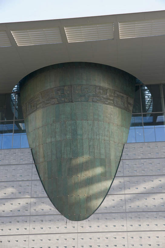 无人,博物馆,竖图,室外,白天,仰视,旅游,度假,窗户,标志建筑,地标,建筑,北京,中国,亚洲,阴影,研究,光线,影子,墙,首都,教育,娱乐,建设,玻璃窗,墙壁,墙面,天空,阳光,天,享受,休闲,旅游胜地,放松,展览,欣赏,陈列,长安街,东亚,中华人民共和国,北京市,京,北平,华北地区,典藏,彩图,低角度拍摄,神州第一街,首都博物馆,首都博物馆新馆