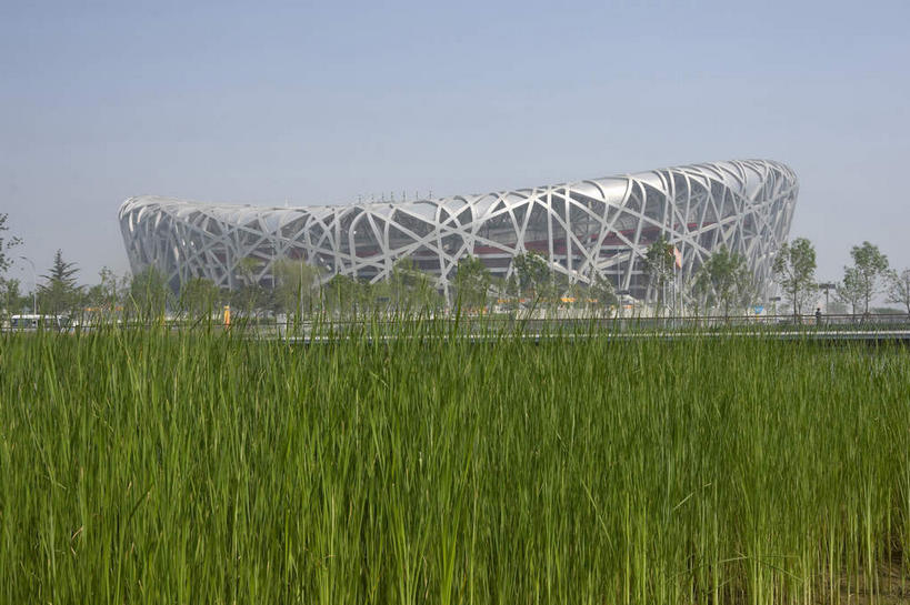 无人,体育馆,公园,运动场,横图,室外,白天,正面,旅游,度假,草地,草坪,植物,标志建筑,地标,建筑,北京,中国,亚洲,阴影,光线,鸟巢,影子,首都,娱乐,建设,体育场,草,蓝色,绿色,蓝天,天空,阳光,天,享受,休闲,旅游胜地,放松,晴朗,东亚,国家体育场,万里无云,中华人民共和国,北京市,京,北平,华北地区,朝阳区,运动馆,晴空,晴空万里,彩图,北京奥林匹克公园,北京国家体育场,北京奥林匹克体育场