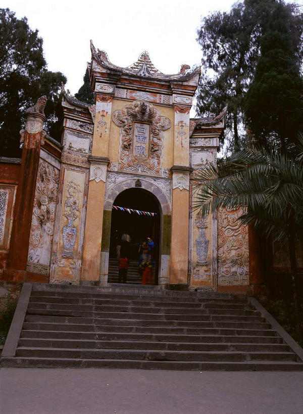 无人,竖图,室外,白天,仰视,旅游,度假,名胜古迹,植物,楼梯,标志建筑,地标,建筑,重庆,中国,亚洲,遗迹,阶梯,墙,拱门,牌坊,牌楼,古迹,文化,文物,娱乐,建设,古建筑,墙壁,墙面,台阶,树,树木,绿色,天空,自然,天,享受,休闲,旅游胜地,放松,生长,成长,纪念,祭祀,表彰,荣誉,古文明,东亚,中华人民共和国,西南地区,荣耀,重庆市,渝,奉节县,山城,彩图,低角度拍摄,白帝城,传统文化