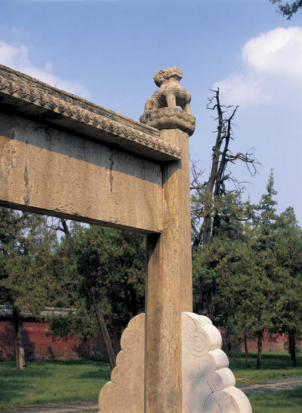 无人,竖图,室外,白天,正面,旅游,度假,名胜古迹,树林,植物,标志建筑,地标,建筑,孔庙,中国,亚洲,阴影,遗迹,光线,影子,云,云朵,牌坊,牌楼,云彩,古迹,文化,文物,娱乐,建设,古建筑,山东,树,树木,蓝色,绿色,白云,蓝天,天空,阳光,自然,天,享受,休闲,旅游胜地,放松,生长,晴朗,成长,纪念,祭祀,表彰,荣誉,古文明,东亚,曲阜,曲阜市,山东省,中华人民共和国,华东地区,荣耀,鲁,晴空,彩图,本庙,传统文化