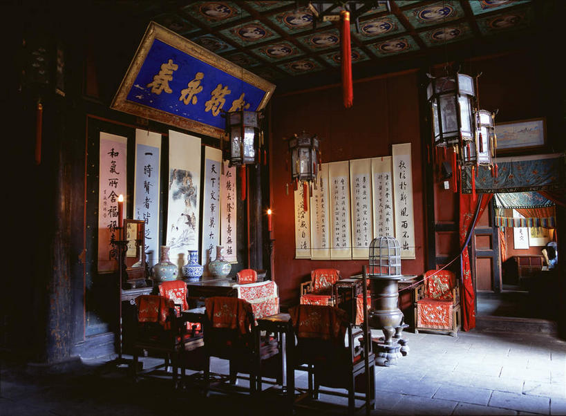 无人,横图,室内,白天,正面,旅游,度假,绘画,名胜古迹,天花板,标志建筑,地标,建筑,椅子,雕塑,中国,亚洲,一块,吊挂,悬挂,阴影,遗迹,艺术,装饰,反射,标志,雕刻,牌匾,文字,香炉,影子,字符,木椅,墙,地面,古典,挂,古迹,文化,文物,娱乐,标识,建设,古建筑,山东,墙壁,墙面,工艺品,品味,祈祷,享受,休闲,汉字,旅游胜地,放松,许愿,宗教,信仰,纪念,祈求,美术,祭奠,祭祀,高雅,中文,主题,挂画,祭坛,陈列,古文明,东亚,曲阜,曲阜市,山东省,孔府,中华人民共和国,华东地区,功能,美学,国文,华文,鲁,敬拜,装饰画,彩图