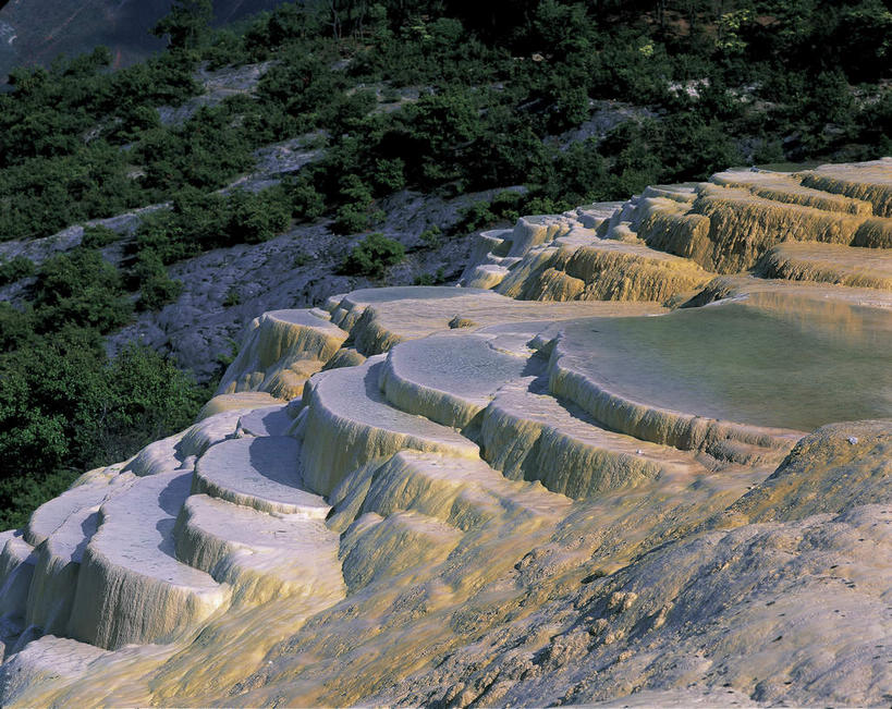 无人,横图,俯视,室外,白天,旅游,度假,石头,美景,瀑布,森林,树林,水,植物,香格里拉,中国,亚洲,阴影,飞溅,溅,光线,石子,液体,影子,景观,水滴,娱乐,迪庆,云南,水珠,树,树木,绿色,阳光,自然,享受,休闲,景色,放松,生长,成长,喷洒,自然风光,东亚,中甸,迪庆藏族自治州,云南省,中华人民共和国,西南地区,滇,迪庆州,香格里拉县,跌水,石块,岩石,彩图,高角度拍摄,白地村,白水台,三坝乡