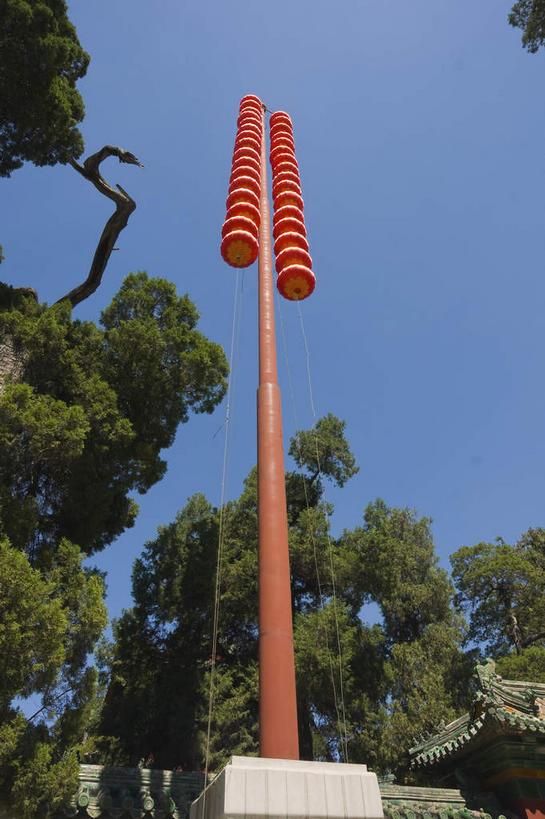 无人,公园,竖图,室外,白天,正面,度假,美景,树林,植物,城市风光,城市,照明,北海公园,北京,中国,亚洲,一排,许多,吊挂,悬挂,阴影,整齐,光线,灯笼,影子,纸灯笼,景观,首都,很多,挂,娱乐,树,树木,排列,红色,蓝色,绿色,蓝天,天空,阳光,自然,灯具,天,享受,休闲,景色,放松,生长,晴朗,成长,照亮,照明设备,队列,东亚,万里无云,中华人民共和国,北京市,京,北平,华北地区,北京北海公园,杆子,晴空,晴空万里,彩图,琼华岛,永安寺