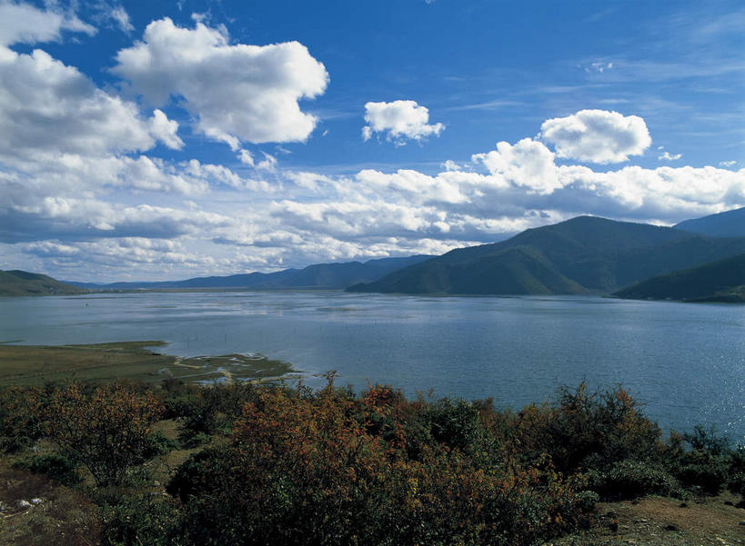 无人,横图,室外,白天,正面,旅游,度假,草地,草坪,湖,湖泊,美景,山,山脉,树林,水,植物,香格里拉,中国,亚洲,阴影,光线,影子,湖面,景观,山峰,水流,水面,云,云朵,山峦,云彩,娱乐,迪庆,云南,草,树,树木,蓝色,绿色,白云,蓝天,天空,阳光,自然,湖水,群山,天,享受,休闲,景色,放松,生长,晴朗,成长,自然风光,东亚,中甸,迪庆藏族自治州,云南省,那帕海,纳帕海自然保护区,中华人民共和国,西南地区,滇,迪庆州,香格里拉县,晴空,彩图