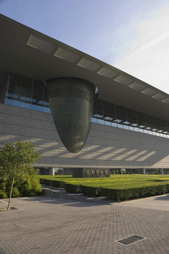 无人,博物馆,竖图,室外,白天,仰视,旅游,度假,植物,窗户,标志建筑,地标,建筑,北京,中国,亚洲,阴影,环保,研究,光线,影子,墙,云,云朵,防护,首都,教育,云彩,娱乐,建设,玻璃窗,墙壁,墙面,树,树木,蓝色,绿色,白云,蓝天,天空,阳光,自然,天,享受,休闲,旅游胜地,放松,生长,晴朗,成长,展览,美好,美妙,欣赏,间隔,陈列,长安街,东亚,中华人民共和国,北京市,京,北平,华北地区,美观,雅观,典藏,绿篱,生篱,树篱,植篱,晴空,彩图,低角度拍摄,神州第一街,首都博物馆,首都博物馆新馆