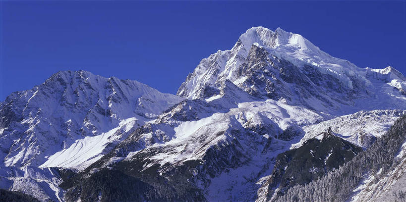 无人,横图,室外,白天,仰视,旅游,度假,石头,美景,山,山脉,峡谷,雪,雪山,大雪,中国,亚洲,阴影,光线,纹路,石子,纹理,影子,冰,积雪,景观,山峰,雪景,冬季,冬天,山谷,山峦,娱乐,蓝色,蓝天,天空,阳光,自然,群山,天,享受,休闲,景色,放松,寒冷,四川省,晴朗,连绵,冰冷,绵延,岩层,自然风光,山岭,东亚,四川,甘孜藏族自治州,万里无云,肌理,中华人民共和国,西南地区,严寒,川,甘孜,甘孜州,泸定县,冰凉,酷寒,凛冽,凛凛,极冷,联贯,石块,岩石,晴空,晴空万里,彩图,低角度拍摄,泸定,海螺沟,海螺沟冰川