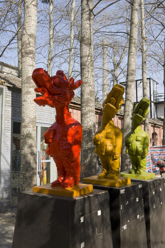 无人,竖图,室外,白天,正面,度假,美景,树林,植物,城市风光,城市,雕塑,北京,中国,亚洲,一排,阴影,艺术,整齐,装饰,光线,雕刻,雕像,影子,景观,首都,娱乐,树,树木,排列,三个,黄色,红色,蓝色,绿色,蓝天,天空,阳光,自然,工艺品,天,享受,休闲,景色,放松,生长,晴朗,成长,纪念,美术,队列,主题,陈列,东亚,万里无云,中华人民共和国,北京市,京,北平,华北地区,朝阳区,功能,美学,晴空,晴空万里,彩图,798艺术区,北京798艺术区,大山子,大山子艺术区,酒仙桥街道