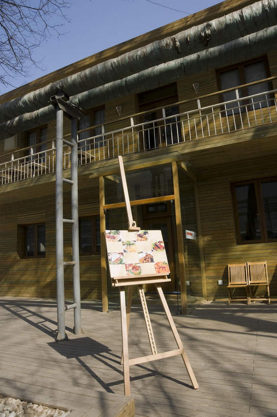 无人,家,竖图,室外,白天,正面,度假,绘画,美景,树林,植物,窗户,城市风光,城市,北京,中国,亚洲,阴影,艺术,光线,影子,房屋,墙,屋子,景观,画板,美术用品,首都,娱乐,楼房,玻璃窗,墙壁,墙面,住宅,树,树木,蓝色,绿色,蓝天,天空,阳光,自然,天,享受,休闲,景色,放松,生长,晴朗,成长,美术,绘画工具,东亚,万里无云,中华人民共和国,北京市,京,北平,华北地区,朝阳区,晴空,晴空万里,彩图,房子,798艺术区,北京798艺术区,大山子,大山子艺术区,酒仙桥街道