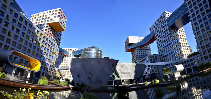 无人,高楼大厦,横图,室外,白天,仰视,度假,湖,湖泊,美景,树林,水,植物,窗户,城市风光,城市,大厦,道路,建筑,路,摩天大楼,公路,北京,中国,亚洲,阴影,光线,影子,墙,湖面,景观,水流,水面,交通,首都,娱乐,建设,玻璃窗,墙壁,墙面,树,树木,蓝色,绿色,蓝天,天空,阳光,自然,湖水,天,享受,休闲,景色,放松,生长,晴朗,成长,东亚,万里无云,中华人民共和国,东城区,北京市,京,北平,华北地区,晴空,晴空万里,马路,彩图,低角度拍摄,大楼,高层建筑,高楼,摩天楼,东直门