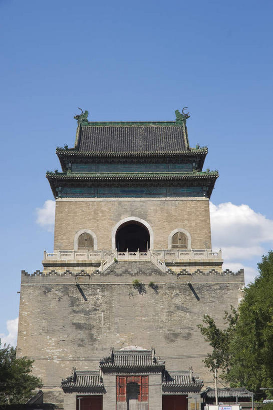 无人,竖图,室外,白天,仰视,旅游,度假,名胜古迹,树林,植物,标志建筑,地标,建筑,北京,中国,亚洲,阴影,遗迹,光线,瓦片,影子,墙,屋檐,云,云朵,拱门,钟楼,首都,云彩,古迹,文物,娱乐,建设,城墙,古建筑,檐,墙壁,墙面,树,树木,蓝色,绿色,白云,蓝天,天空,阳光,自然,天,享受,休闲,旅游胜地,放松,城楼,生长,晴朗,成长,坚硬,防御,古文明,东亚,中华人民共和国,北京市,京,北平,华北地区,西城区,门楼,坚固,晴空,彩图,低角度拍摄,北京钟楼,地安门外大街