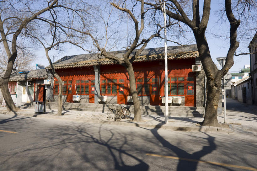 无人,家,横图,室外,白天,正面,度假,美景,植物,城市风光,城市,道路,路,公路,北京,中国,亚洲,阴影,光线,影子,房屋,墙,屋子,景观,交通,首都,娱乐,楼房,墙壁,墙面,住宅,树,树木,红色,蓝色,绿色,蓝天,天空,阳光,自然,天,享受,休闲,景色,放松,生长,晴朗,成长,东亚,万里无云,中华人民共和国,东城区,北京市,京,北平,华北地区,晴空,晴空万里,马路,彩图,房子,东城,北池子大街