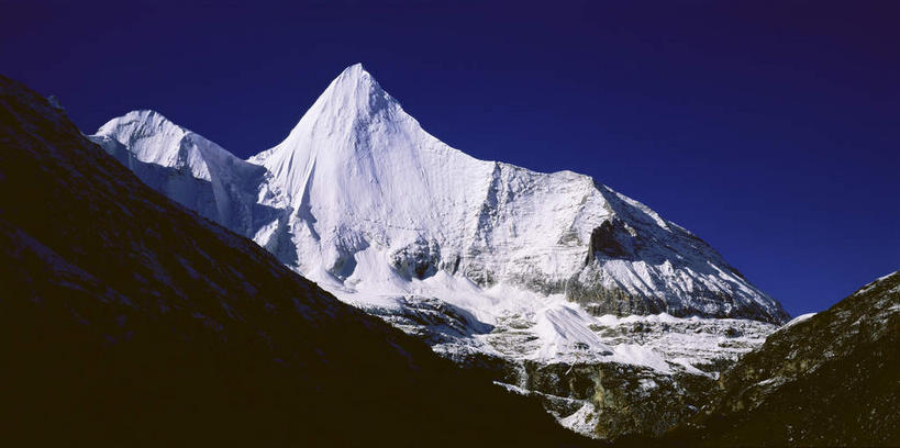 无人,横图,室外,白天,仰视,旅游,度假,石头,美景,森林,山,山脉,树林,峡谷,雪,雪山,植物,大雪,中国,亚洲,阴影,光线,纹路,石子,纹理,影子,冰,积雪,景观,山峰,雪景,冬季,冬天,山谷,山峦,娱乐,树,树木,蓝色,绿色,蓝天,天空,阳光,自然,群山,天,享受,休闲,景色,放松,寒冷,四川省,生长,晴朗,成长,连绵,冰冷,绵延,岩层,自然风光,山岭,东亚,四川,稻城,亚丁,甘孜藏族自治州,央迈勇,万里无云,肌理,中华人民共和国,西南地区,严寒,川,甘孜,甘孜州,冰凉,酷寒,凛冽,凛凛,极冷,联贯,石块,岩石,晴空,晴空万里,彩图,低角度拍摄,稻城三神山,稻城县,稻城亚丁,念青贡嘎日松贡布,三神山,亚丁风景区,央迈勇神山