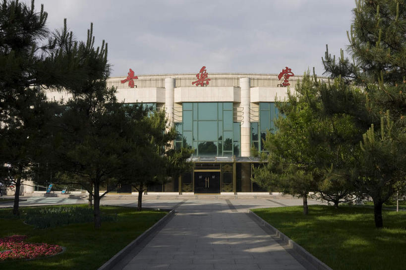 无人,音乐厅,横图,室外,白天,正面,旅游,度假,草地,树林,植物,窗户,标志建筑,道路,地标,建筑,路,公路,北京,中国,亚洲,一排,阴影,整齐,光线,标志,文字,影子,字符,墙,云,云朵,交通,首都,云彩,娱乐,标识,建设,玻璃窗,墙壁,墙面,草,树,树木,排列,三个,红色,蓝色,绿色,白云,倒影,蓝天,天空,阳光,自然,天,享受,休闲,汉字,旅游胜地,放松,生长,晴朗,成长,倒映,队列,中文,东亚,中华人民共和国,北京市,京,北平,华北地区,中山公园,国文,华文,反照,北京中山公园,晴空,马路,彩图,演奏厅,中山公园音乐堂