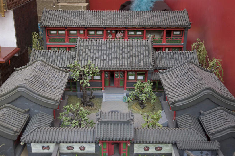 无人,横图,俯视,室外,白天,旅游,度假,名胜古迹,植物,窗户,门,标志建筑,地标,建筑,北京,中国,亚洲,阴影,节日,遗迹,光线,瓦片,影子,墙,屋檐,庙会,首都,古迹,文化,文物,娱乐,建设,古建筑,檐,玻璃窗,墙壁,墙面,树,树木,绿色,阳光,自然,门框,祈祷,享受,休闲,健康,旅游胜地,放松,许愿,宗教,信仰,生长,成长,纪念,祈求,古文明,东亚,中华人民共和国,北京市,京,北平,华北地区,地坛,地坛公园,方泽坛,平安,彩图,高角度拍摄,庙市,节场,地坛庙会,地坛文化庙会