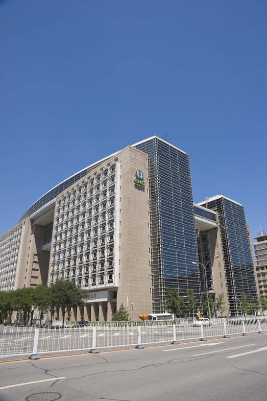 无人,高楼大厦,栏杆,竖图,室外,白天,仰视,度假,美景,树林,植物,窗户,城市风光,城市,大厦,道路,建筑,路,摩天大楼,人行横道,公路,北京,中国,亚洲,阴影,光线,影子,墙,景观,人行道,围栏,交通,首都,娱乐,建设,护栏,玻璃窗,墙壁,墙面,树,树木,蓝色,绿色,蓝天,天空,阳光,自然,天,享受,休闲,景色,放松,生长,晴朗,成长,人行横道线,东亚,万里无云,中华人民共和国,北京市,京,北平,华北地区,西城区,晴空,晴空万里,斑马线,马路,彩图,低角度拍摄,大楼,高层建筑,高楼,摩天楼,复兴门,复兴门内大街,泰康人寿大厦