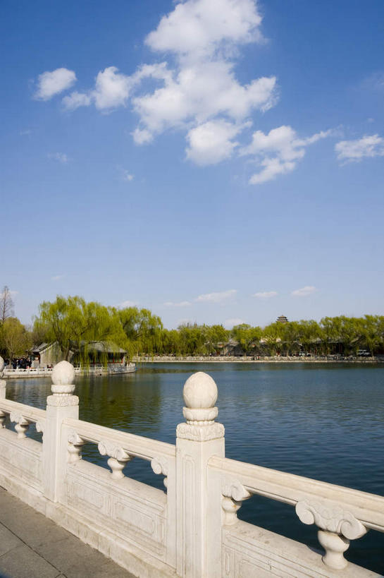 无人,公园,栏杆,竖图,室外,白天,正面,旅游,度假,河流,名胜古迹,水,植物,标志建筑,地标,建筑,北海公园,北京,中国,亚洲,阴影,遗迹,光线,影子,河水,水流,云,云朵,围栏,首都,云彩,古迹,文物,娱乐,建设,古建筑,护栏,树,树木,蓝色,绿色,白云,蓝天,天空,阳光,自然,天,享受,休闲,旅游胜地,放松,生长,晴朗,成长,古文明,东亚,中华人民共和国,北京市,京,北平,华北地区,北京北海公园,晴空,彩图