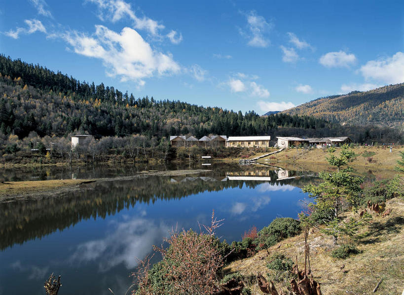 无人,公园,家,横图,室外,白天,正面,旅游,度假,湖,湖泊,美景,森林,山,山脉,树林,水,植物,香格里拉,中国,亚洲,阴影,光线,影子,房屋,屋子,湖面,景观,山峰,水流,水面,云,云朵,山峦,云彩,娱乐,楼房,迪庆,云南,住宅,树,树木,蓝色,绿色,白云,倒影,蓝天,天空,阳光,自然,湖水,群山,天,享受,休闲,景色,放松,生长,晴朗,成长,倒映,国家公园,自然风光,东亚,中甸,迪庆藏族自治州,云南省,中华人民共和国,西南地区,滇,迪庆州,反照,香格里拉县,普达措国家公园,晴空,彩图,房子,属都岗湖,属都湖